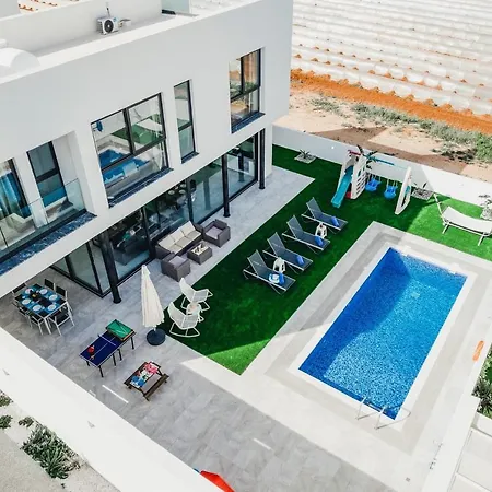 Sunnyvillas 4br New Private Pool In Pernera